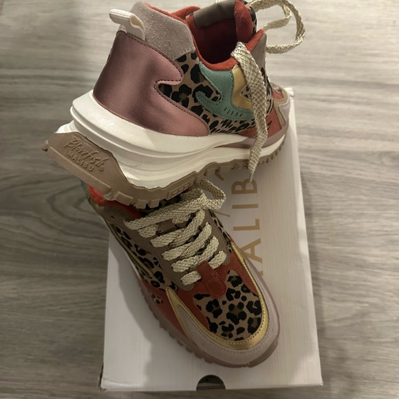 Stylish Leopard Print Sneakers with Gold Accents - Picture 3 of 4